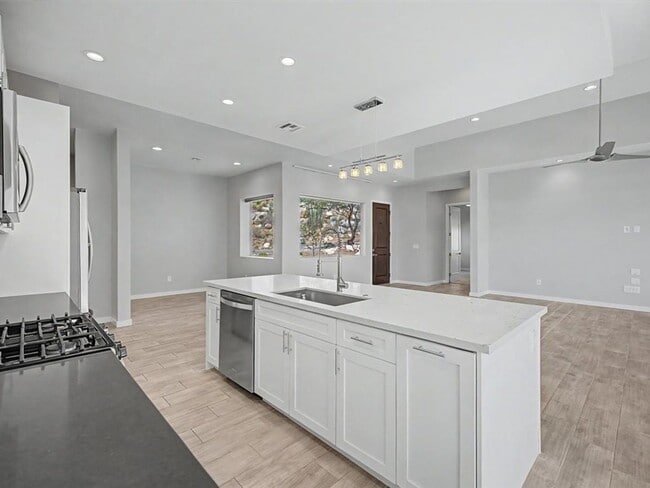 Building Photo - Desert Luxury Living in a Gated Community with Stunning Mountain Views!