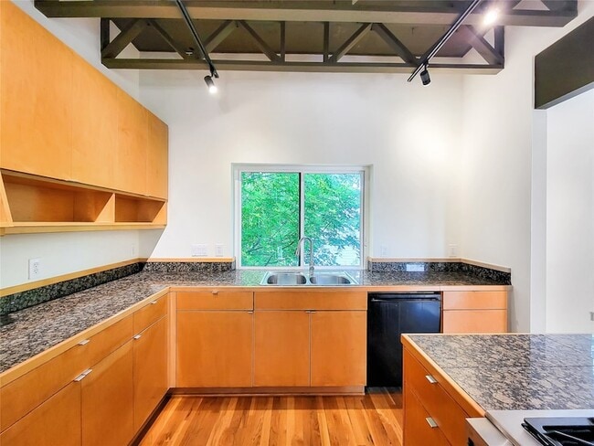 Building Photo - 321 E 20th St