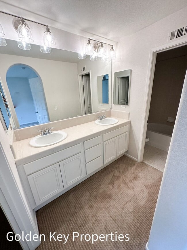 Building Photo - Beautiful, highly desirable end-unit in Co...
