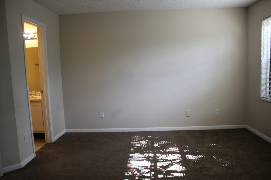 Building Photo - 4010 Atrium Dr