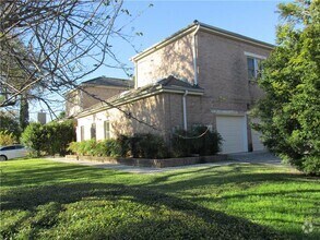 Building Photo - 900 W 18th St