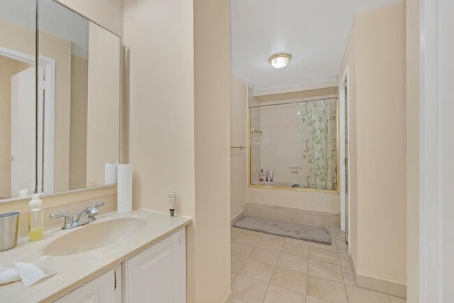 Building Photo - 1733 Harmon Cove Tower