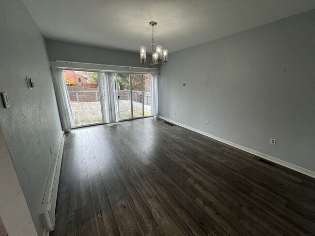 Building Photo - Spacious Private Oasis - 3 Bedroom 2 Bathr...