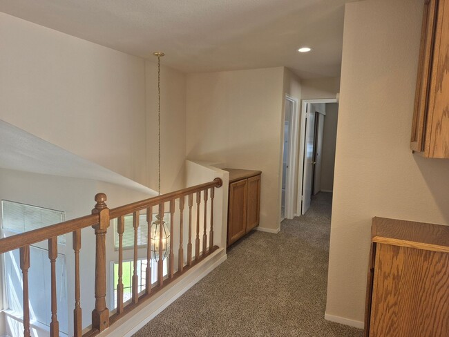 Building Photo - Adorable 3 bedroom 2.5 bath home