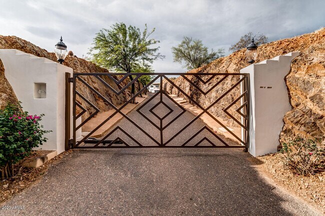 Building Photo - 301 E Jomax Rd