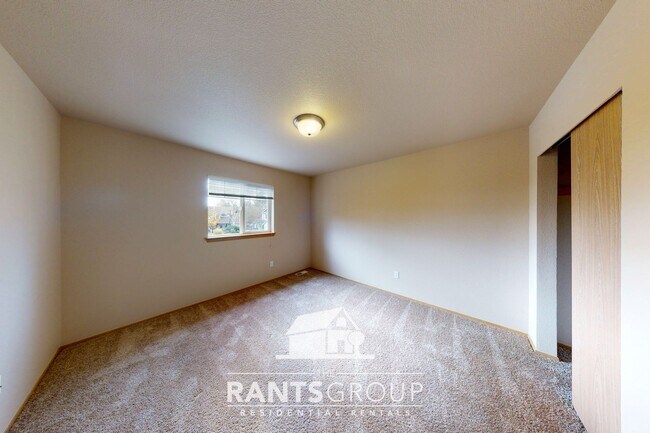 Building Photo - Great Location! Easy JBLM Commute!