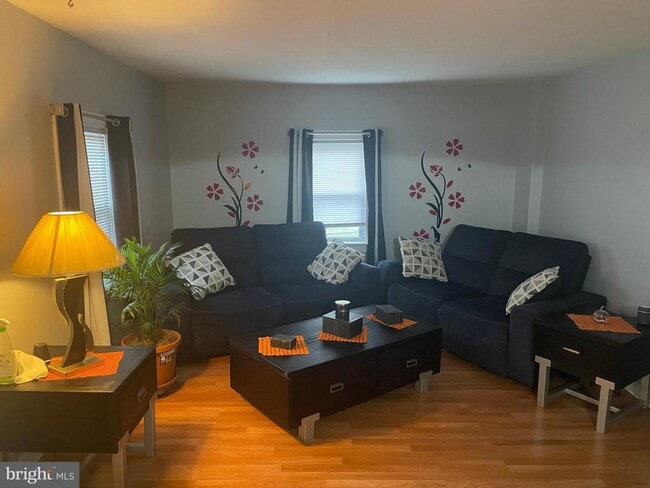 Building Photo - 695 W Kings Hwy