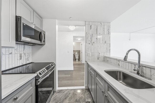 Building Photo - 20 2nd St