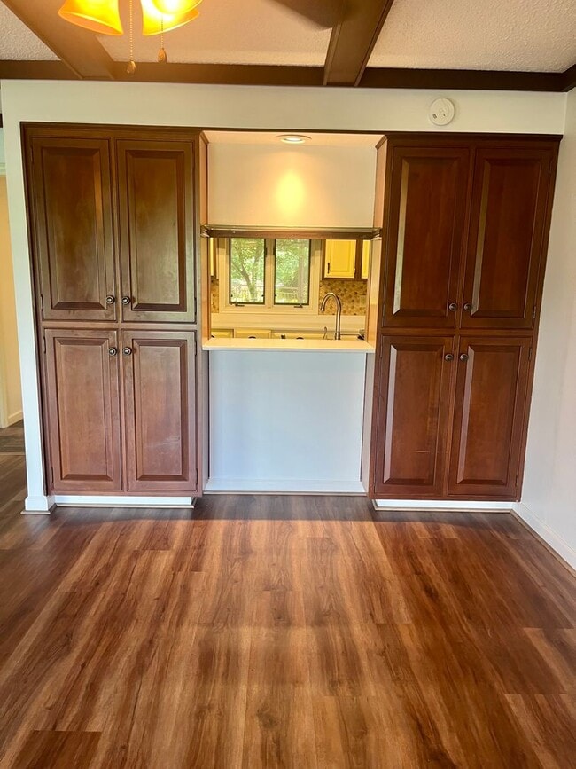 Building Photo - Well-Located One-Level Condo -- Just Minut...