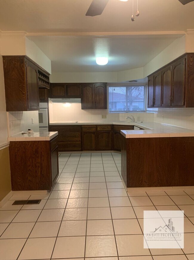 Building Photo - Must See! Lovely 3 Bedroom 2 Bath Home with Pool