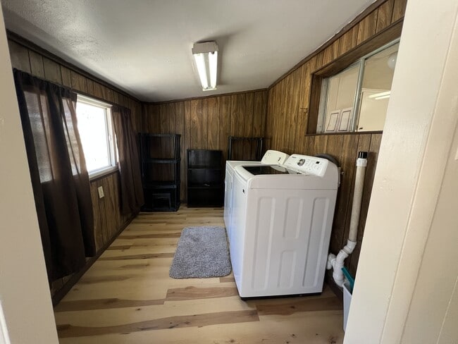 Building Photo - 102 Ivy Ln