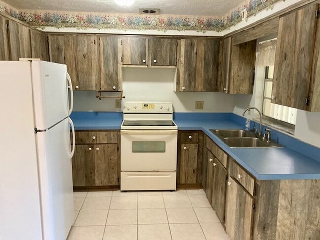 Building Photo - 2 bedroom, 1.5 bath home with carport