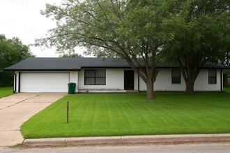 Building Photo - 721 Maple St