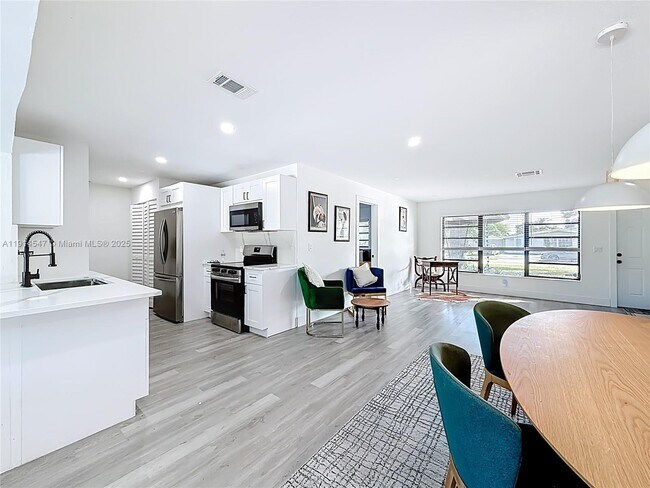 Building Photo - 600 N 66 Terrace