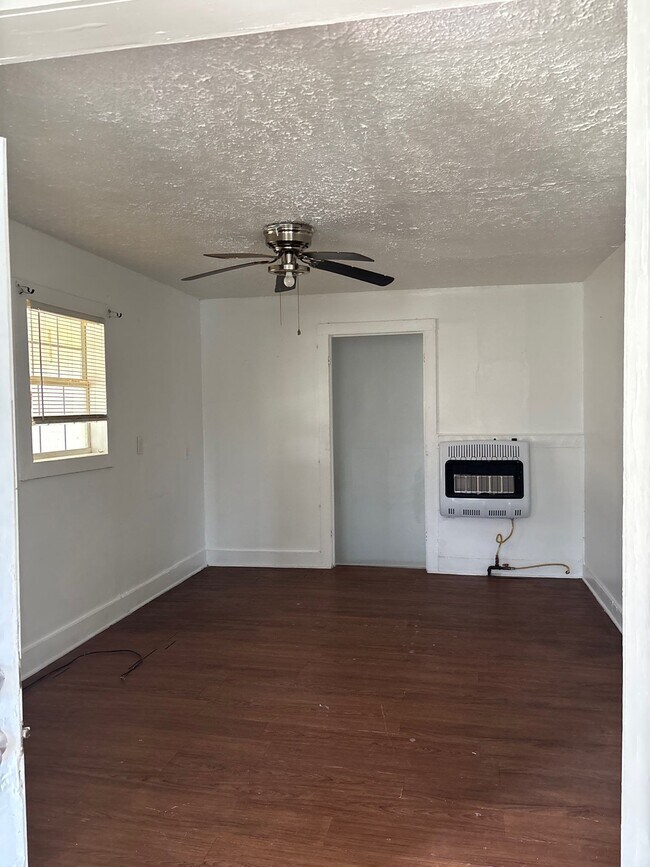 Building Photo - 1105 N McLemore Ave