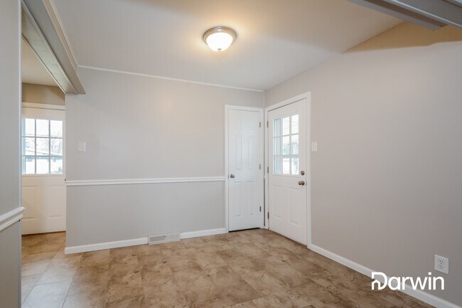 Building Photo - 819 Riderwood Dr