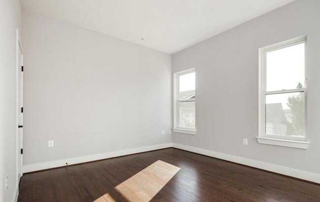 Building Photo - Wonderful Two Bed Condo with Den on Warder...