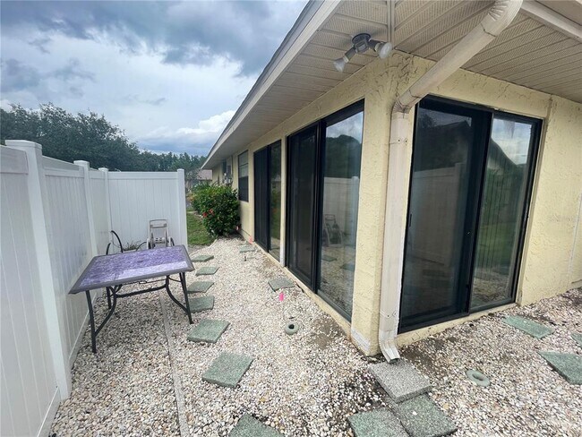 Building Photo - 1715 Atrium Dr