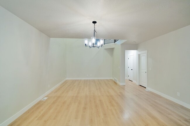 Building Photo - Pet Friendly Townhome in Willow Point – 3 ...