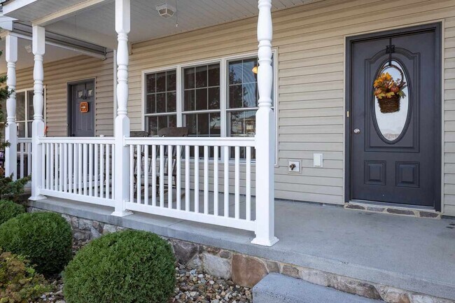 Building Photo - Liberty Square Townhouse with Upgrades!