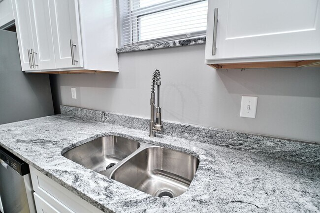 Building Photo - 415 Dequincy St