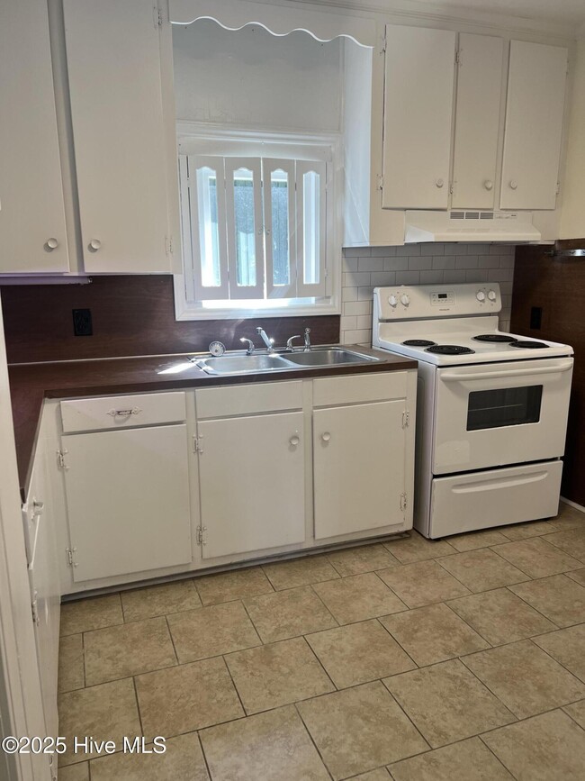 Building Photo - 2607 S Memorial Dr
