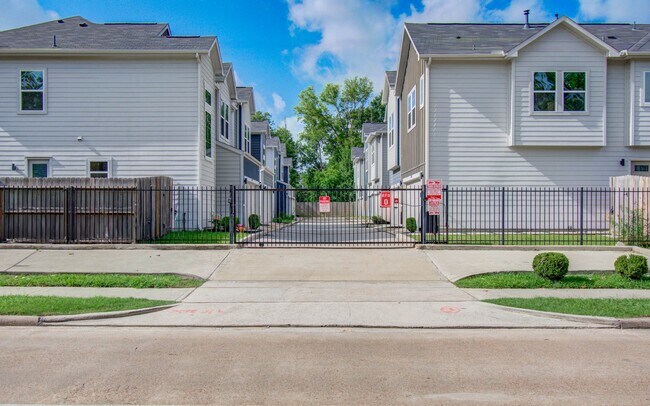 Building Photo - 1221 W Tidwell Rd