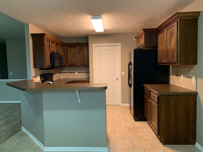 Building Photo - Spacious 3 bedroom/ 3 bath ranch townhome
