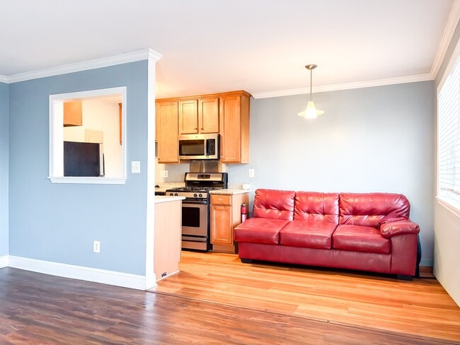 Building Photo - 610 Main St