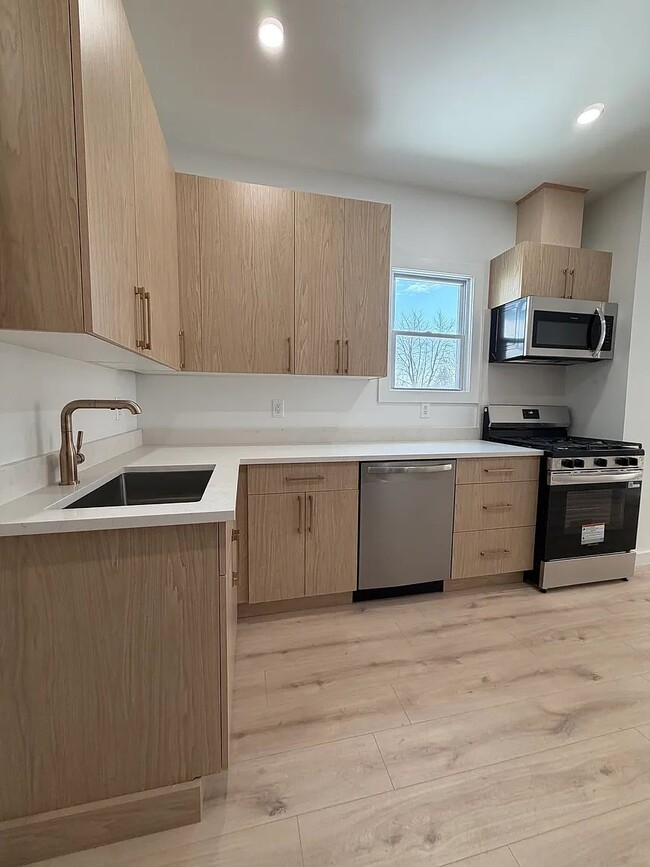 Building Photo - 10 Wadsworth St