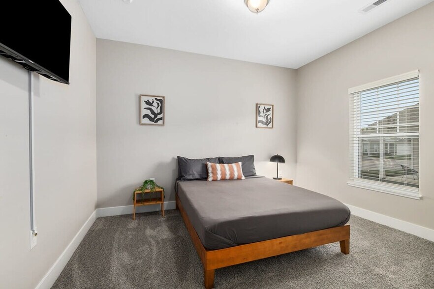 Building Photo - 5859 Zinfandel Ave