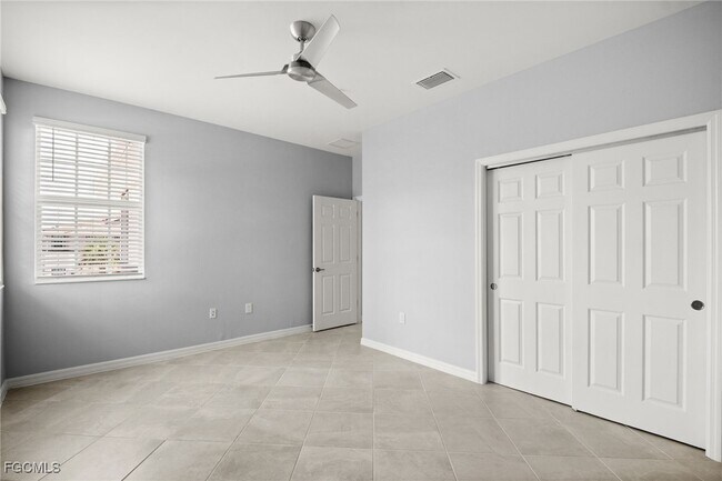 Building Photo - 12000 Santaluz Dr