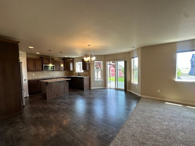 Building Photo - Stunning 4 Bed Home with Hot Tub in Founta...