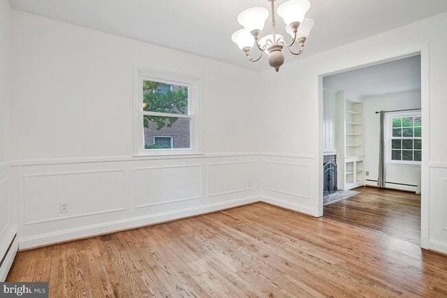 Building Photo - 8205 Robin Hood Ct