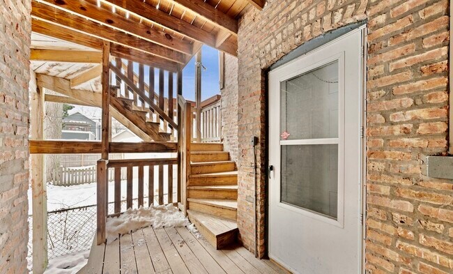 Building Photo - 3807 N Ravenswood Ave