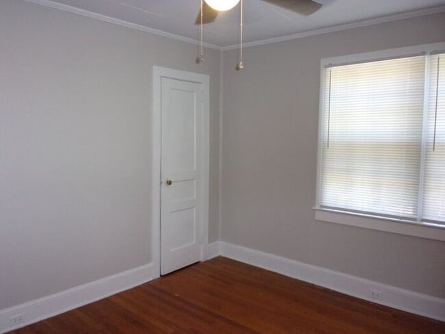 Building Photo - Renovated 2 Bedroom 1 1/2 Bath Townhome - ...