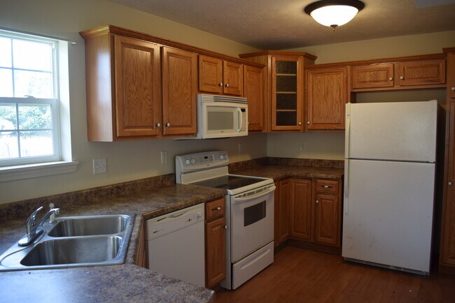 Building Photo - Spacious 3 bedroom, 2.5 bathroom duplex!