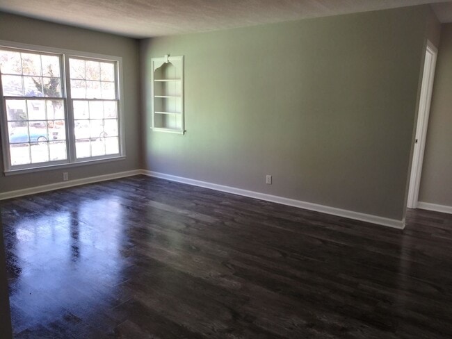 Building Photo - 3br 1.5 bath, NEWLY RENOVATED! Garage, fen...