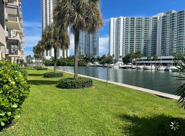 Building Photo - 220 Kings Point Dr