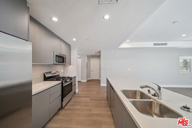 Building Photo - 1223 Hayworth Ave