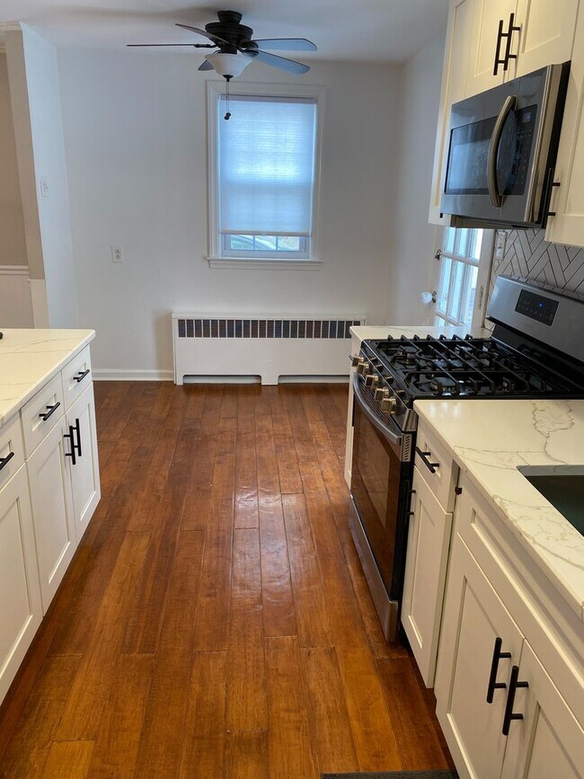 Building Photo - Gorgeous 3-Bedroom Townhouse in Ardmore! Available mid-September!