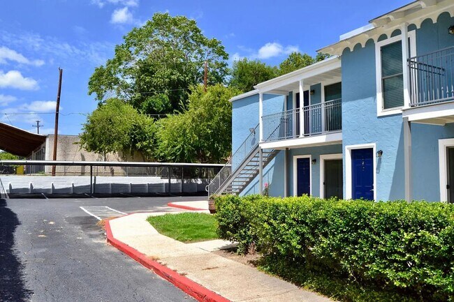 Building Photo - Fully Renovated 1-Bedroom Apartment in Alamo Heights ISD