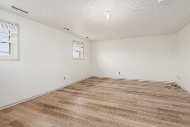 Building Photo - 7450 Richardson Rd