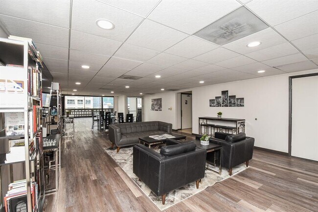 Building Photo - 2016 Main St