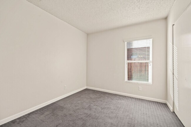 Building Photo - 3032 N Edith Blvd