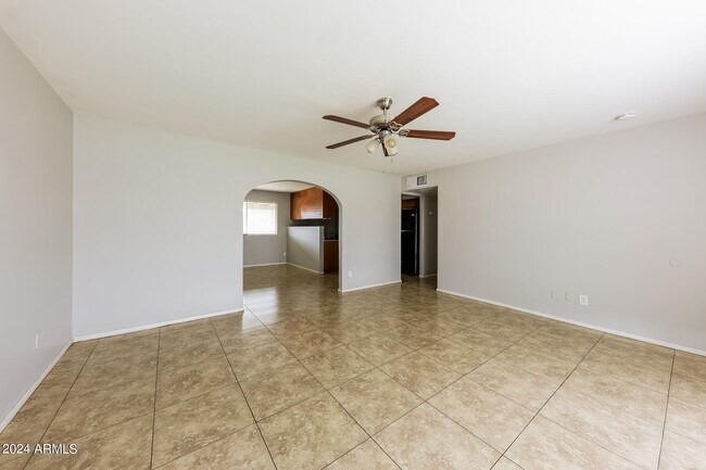 Building Photo - 3807 W Solar Dr