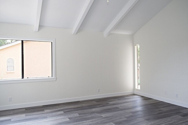 Building Photo - Stunning 4BR 2.5BA UTC Townhome - Updated ...