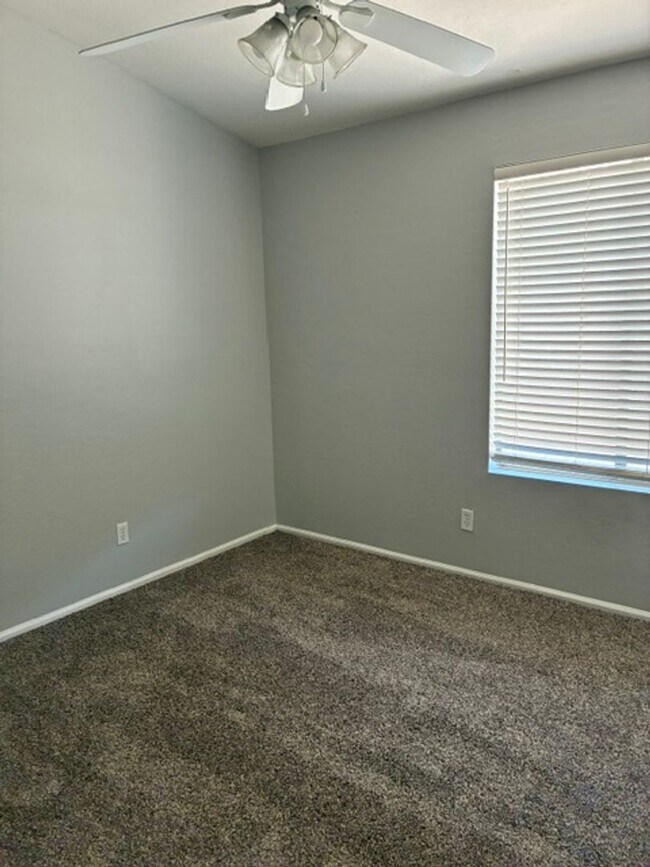 Building Photo - 529 E Cantebria Dr