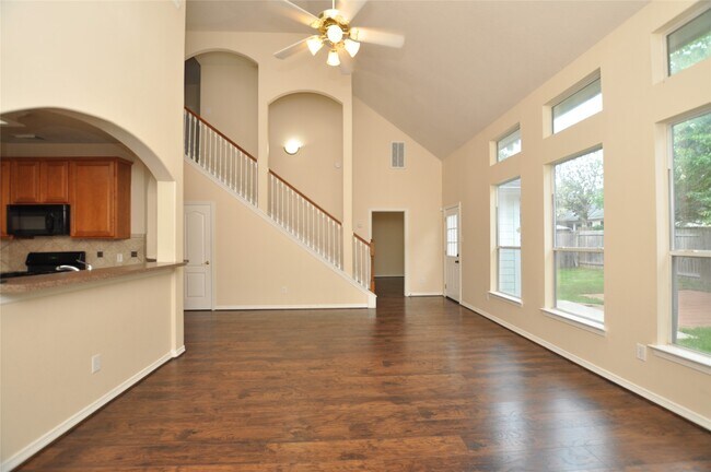 Building Photo - 9210 Hidden Lake E Dr