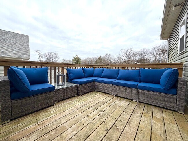 Building Photo - 925 Woody Hills Dr